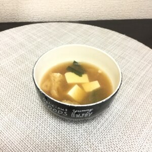 豆腐とわかめと油あげのお味噌汁